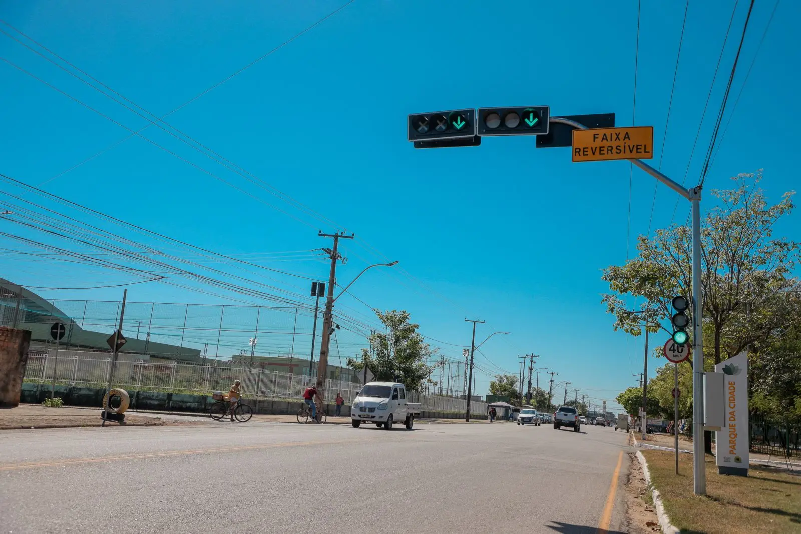 Semáforos reversíveis completam um ano de instalação na Av. Calama 