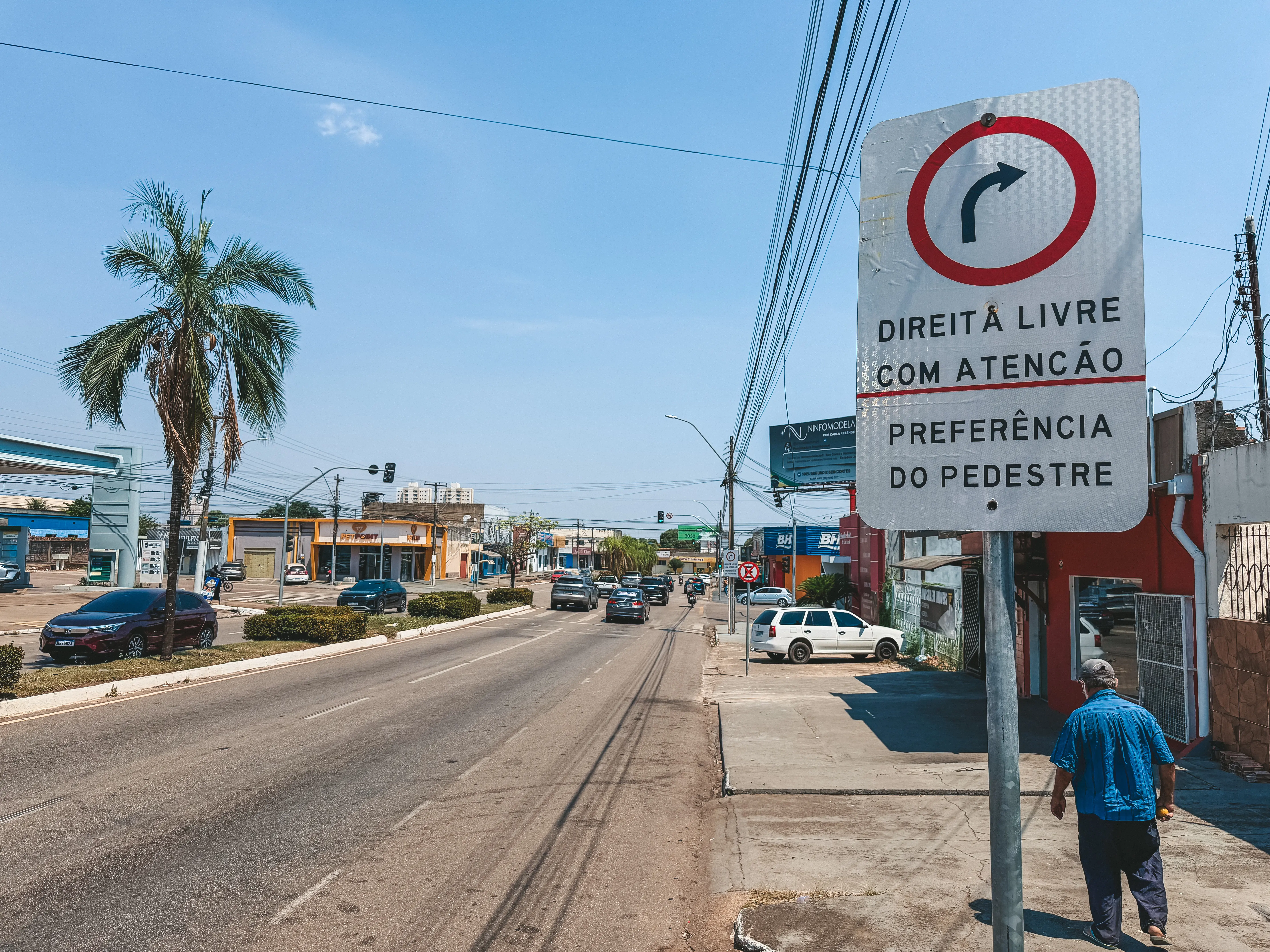 Direita livre e proibido estacionar, Semtran reforça atenção às placas de trânsito