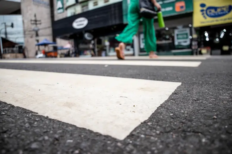 Faixa de pedestres não é estacionamento: infração coloca vidas em risco