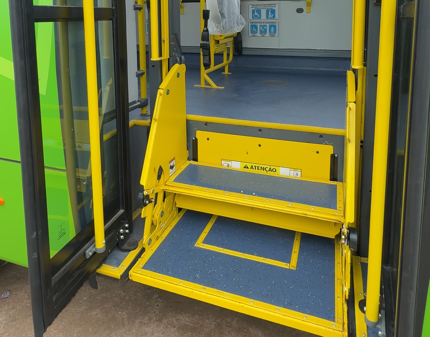 Novos micro-ônibus são modernos e totalmente adaptados, contando com rampa elevatória