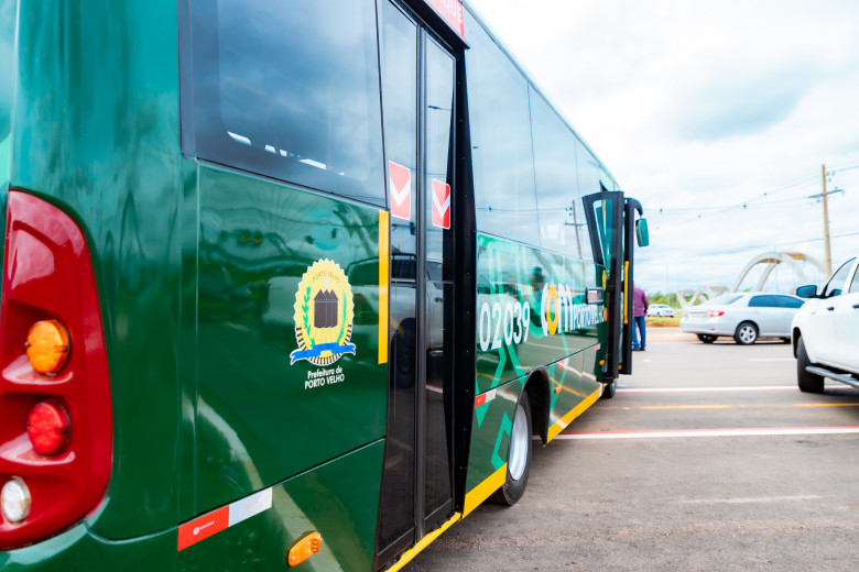 Dois micro-ônibus, na cor verde, estão prontos para operacionalizar o serviço