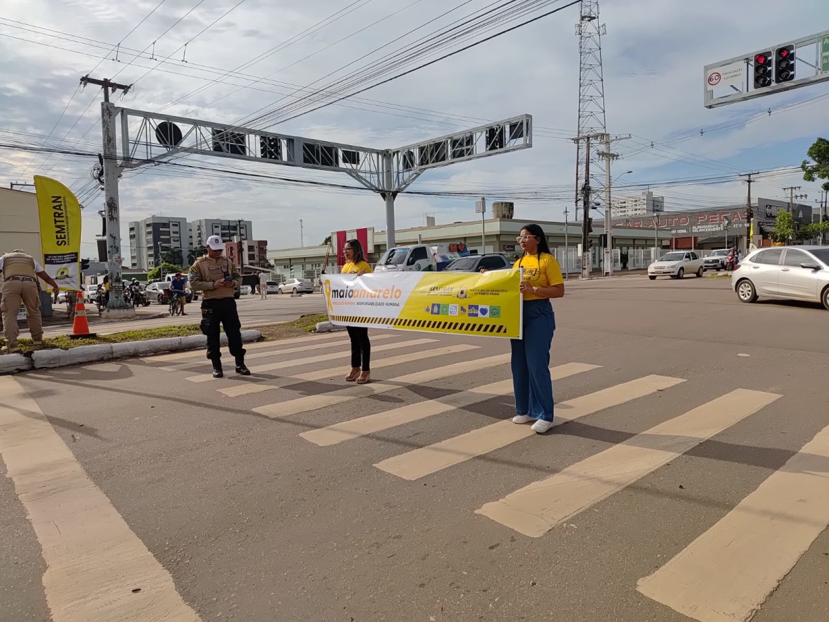Semtran realizou 13 pit-stops em cruzamentos semaforizados da cidade com mensagens da ação e panfletagem