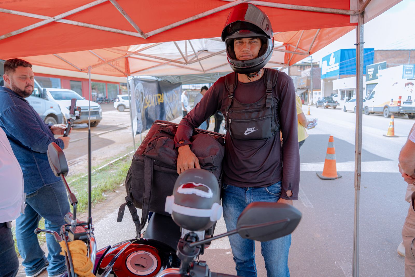 Anderson da Silva Lima, que trabalha há quatro anos como entregador, e diz que antena pode salvar vidas