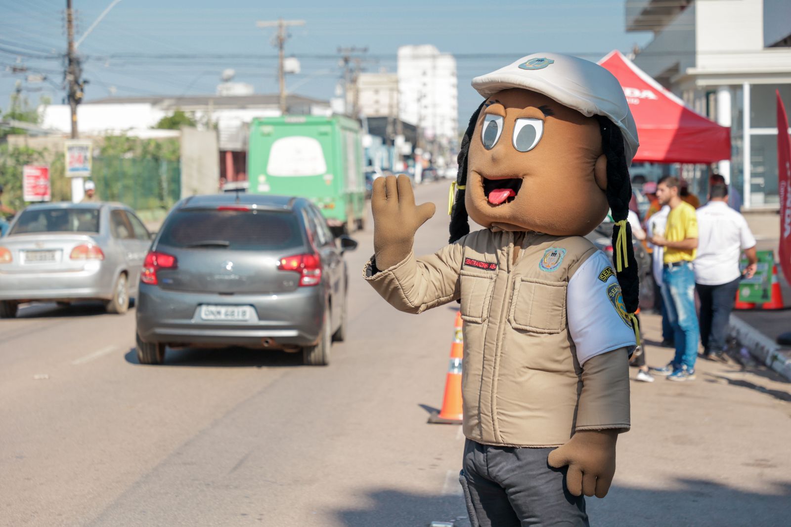 Os mascotes Semtranzinha e Semtranzinho também participaram da ação