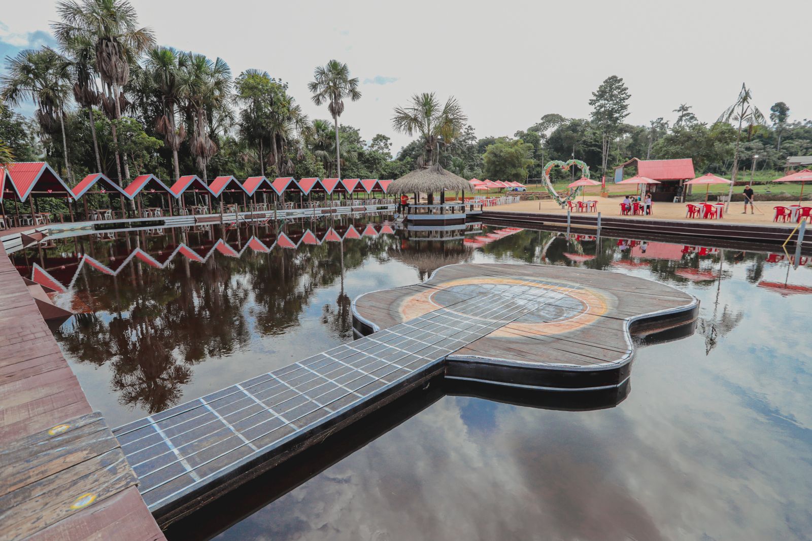 Balneário Bebel atrae visitantes pela água fria e estrutura para permanência durante todo o dia