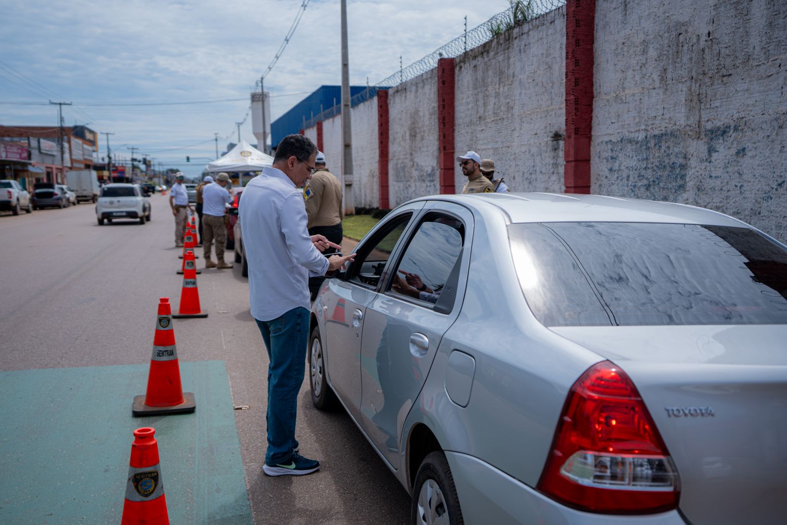 Primeira blitz informativa aconteceu próximo ao radar do cruzamento das avenidas Mamoré com Amazonas