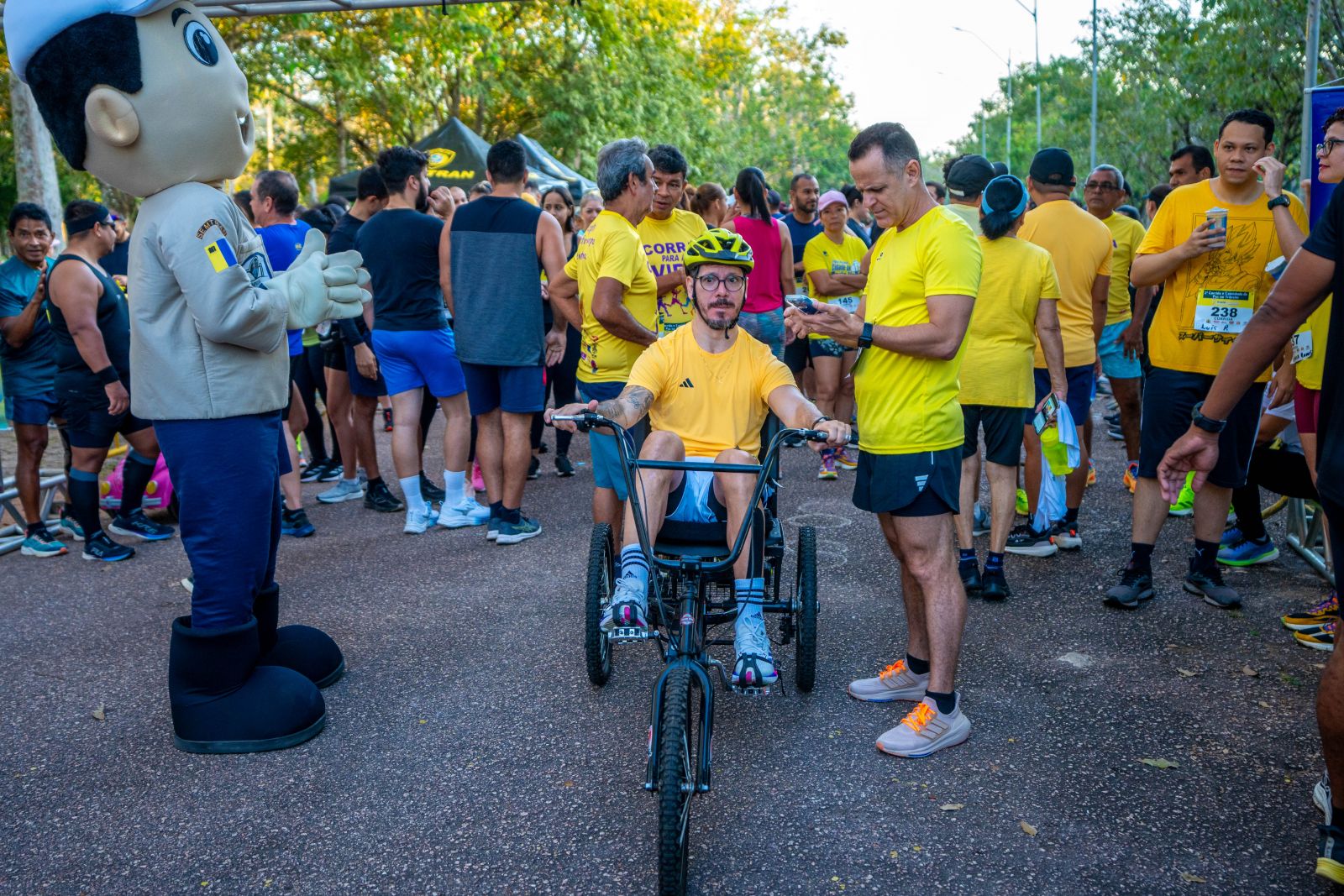 Ex-atleta Jean Fernandes, vítima de acidente de trânsito na capital, participou do evento com seu triciclo