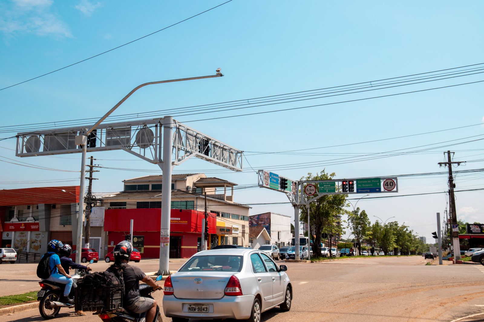 Serão instaladas câmeras em 15 semáforos em cruzamentos onde ocorrem acidentes com frequência