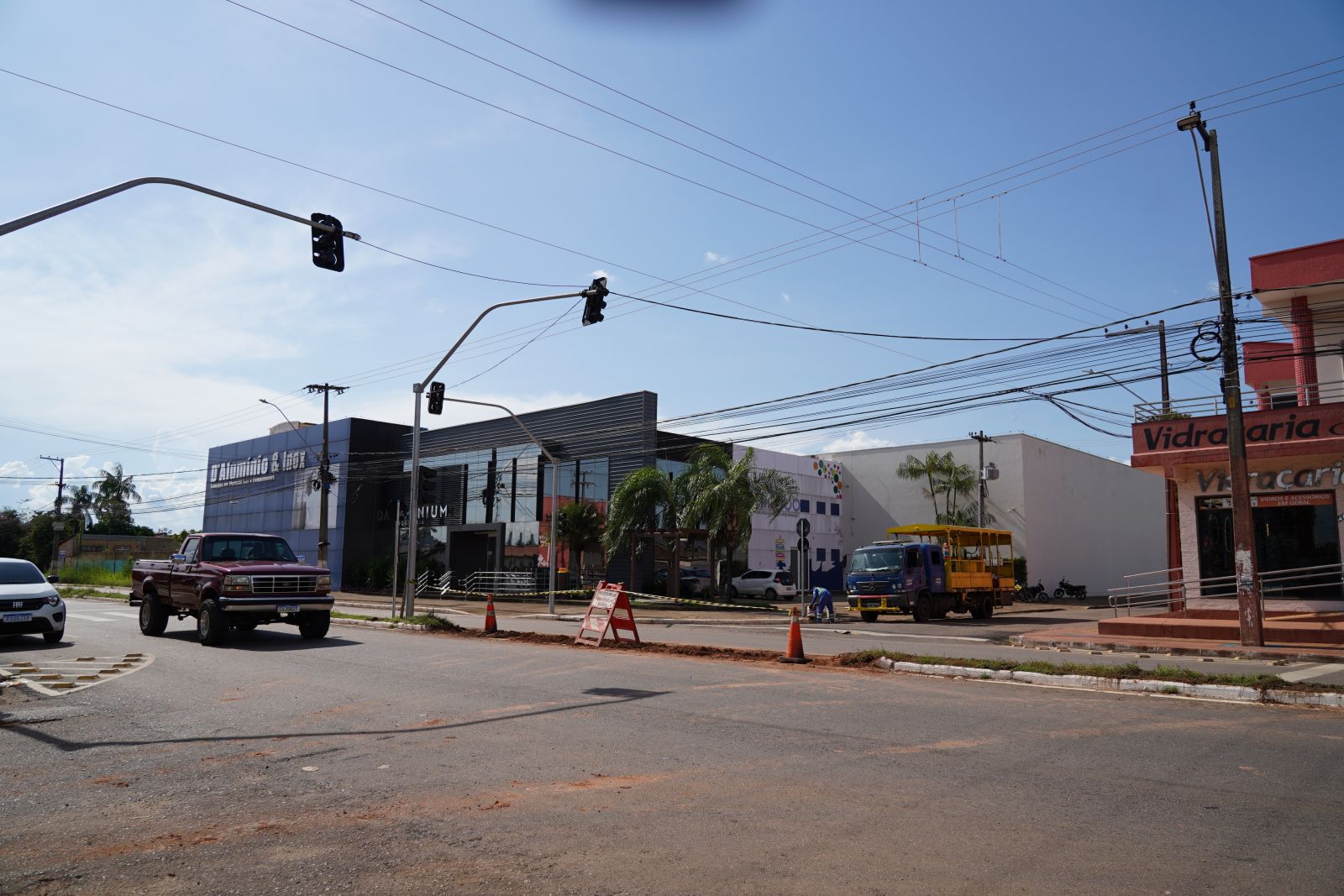 Obra inclui a instalação de um novo semáforo, além de sinalização vertical e horizontal para orientar a população