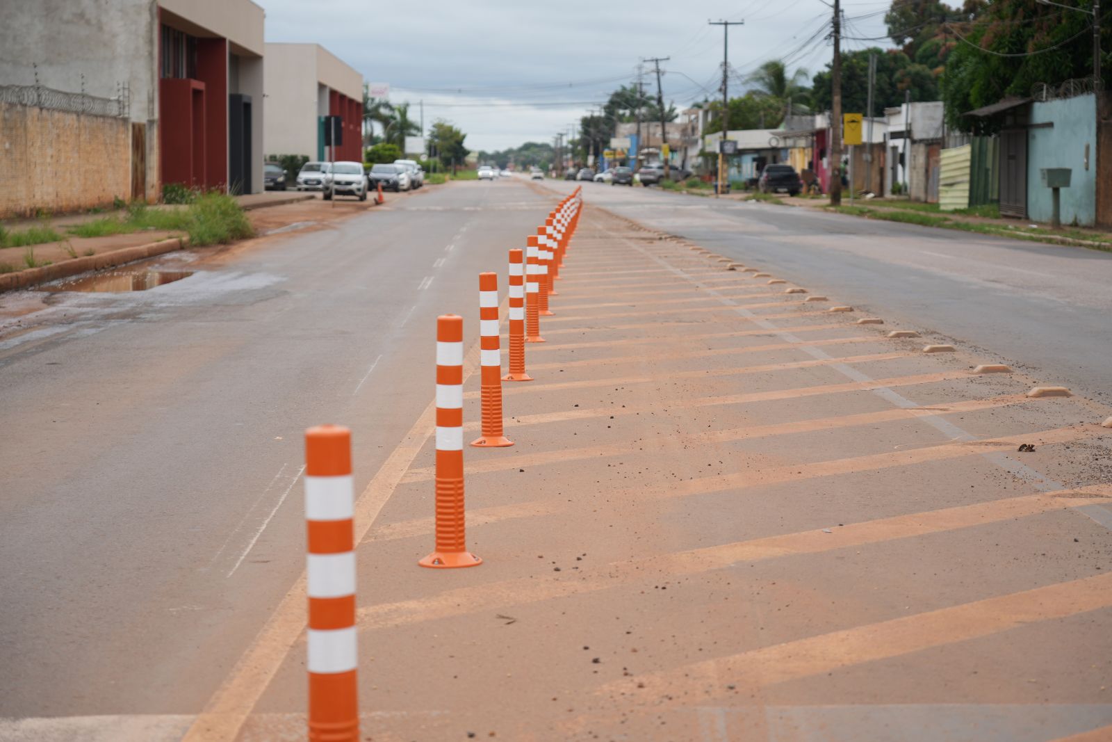 Cilindros delimitadores são utilizados para orientar os motoristas e reforçar a divisão das faixas de circulação