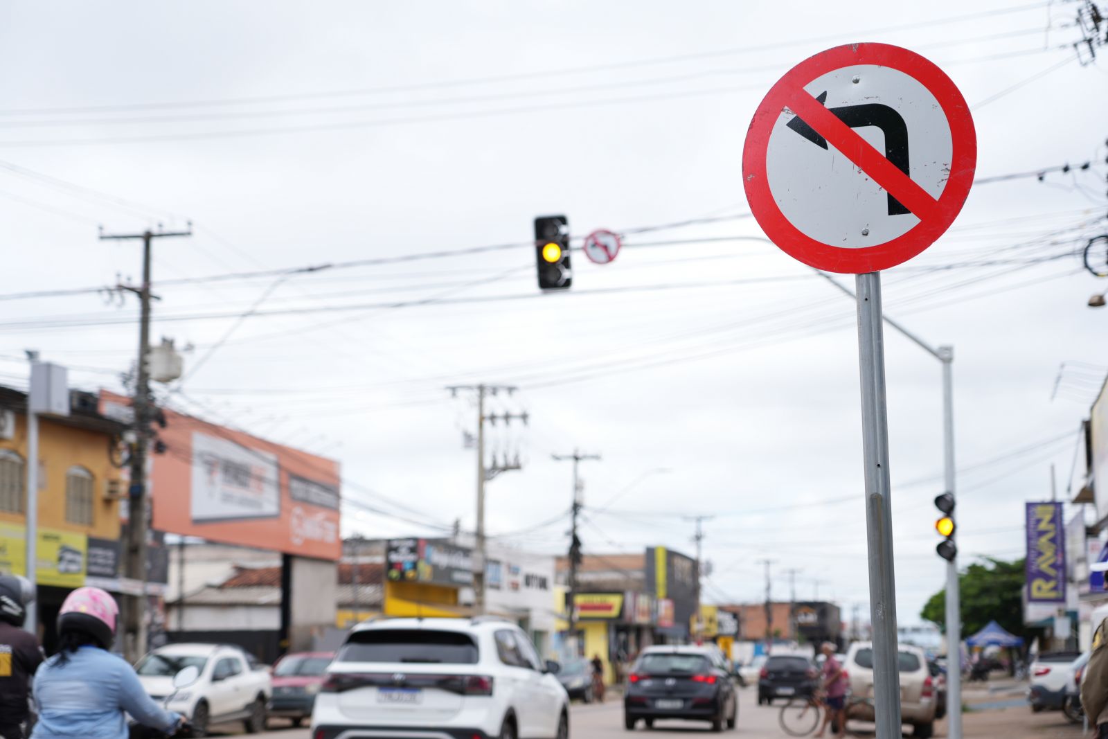 Além dos novos semáforos, a conversão à esquerda foi proibida