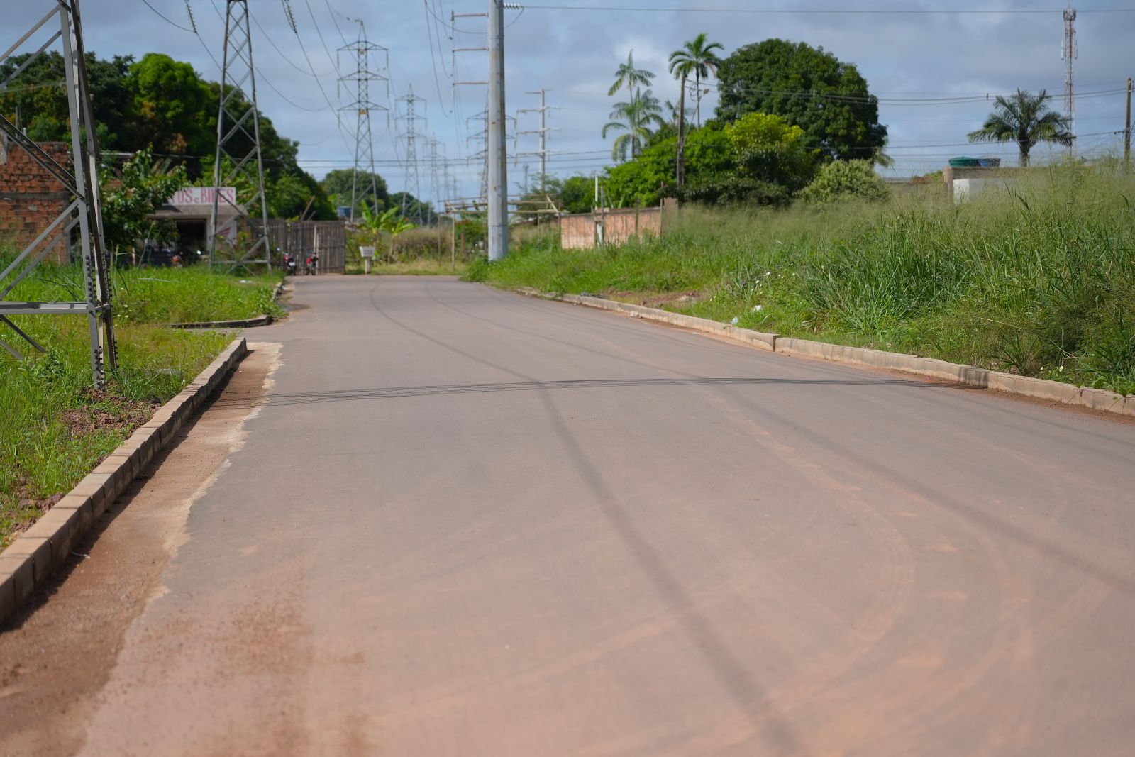 Diversas ruas de bairros da Zona Leste receberam obras de pavimentação