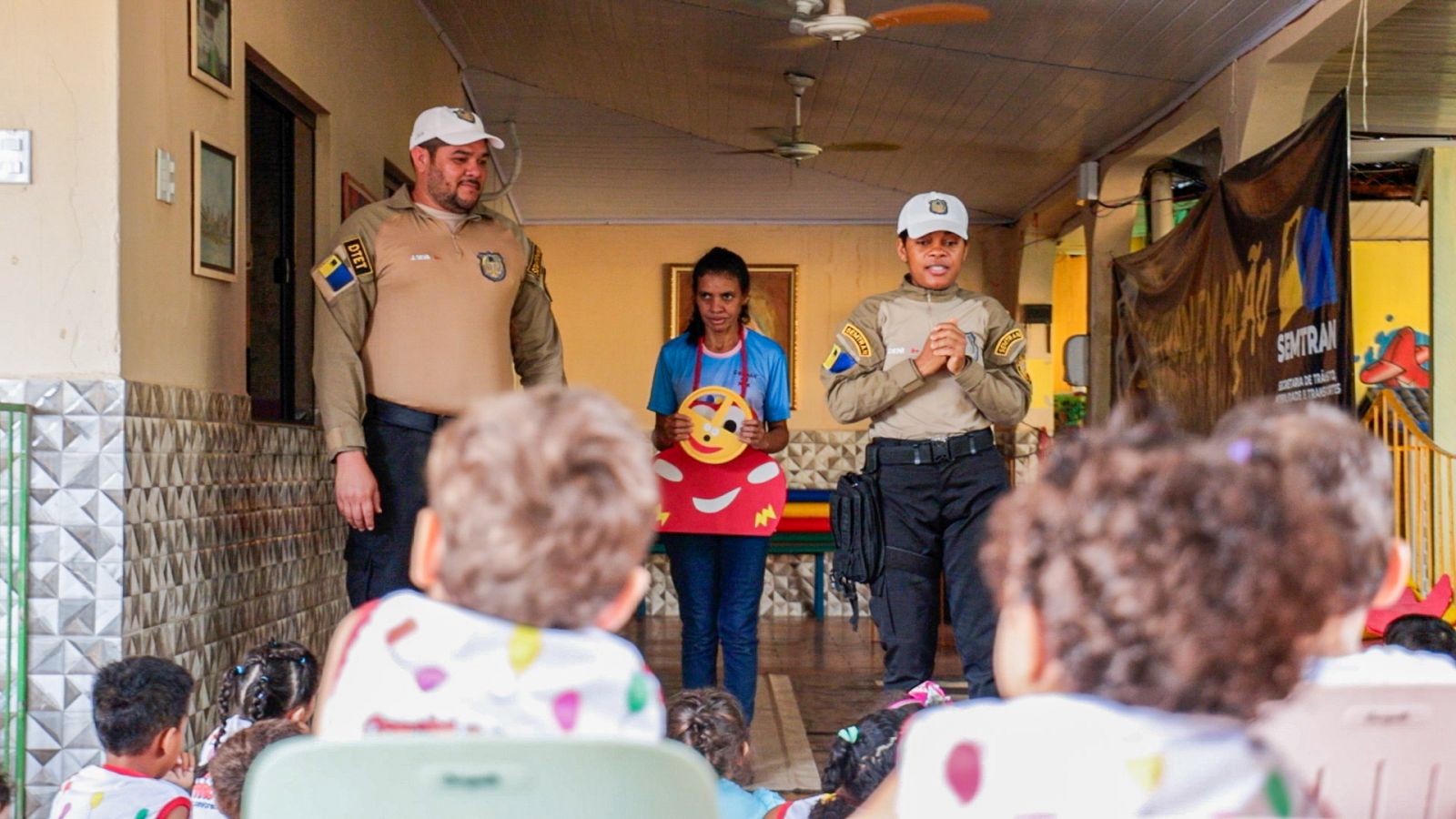 O trabalho nas escolas orienta crianças e adolescentes sobre os cuidados no trânsito