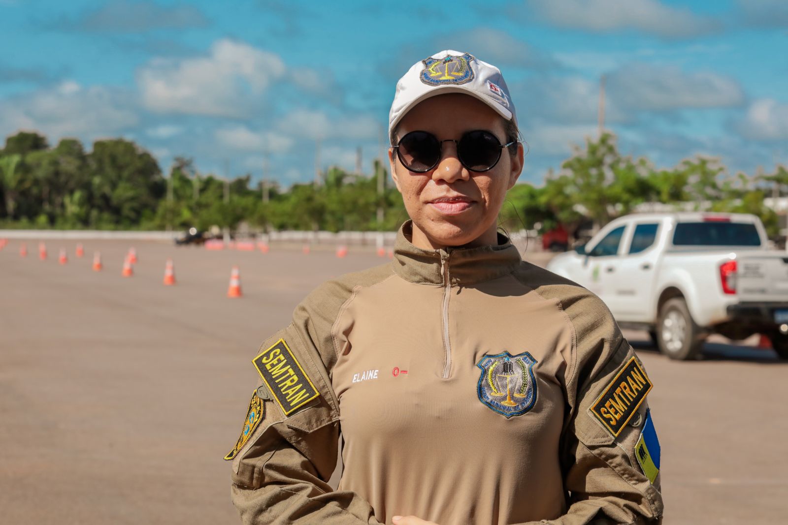 Elaine Nunes explica que a infração ocorre a partir do momento em que o motorista manuseia o aparelho