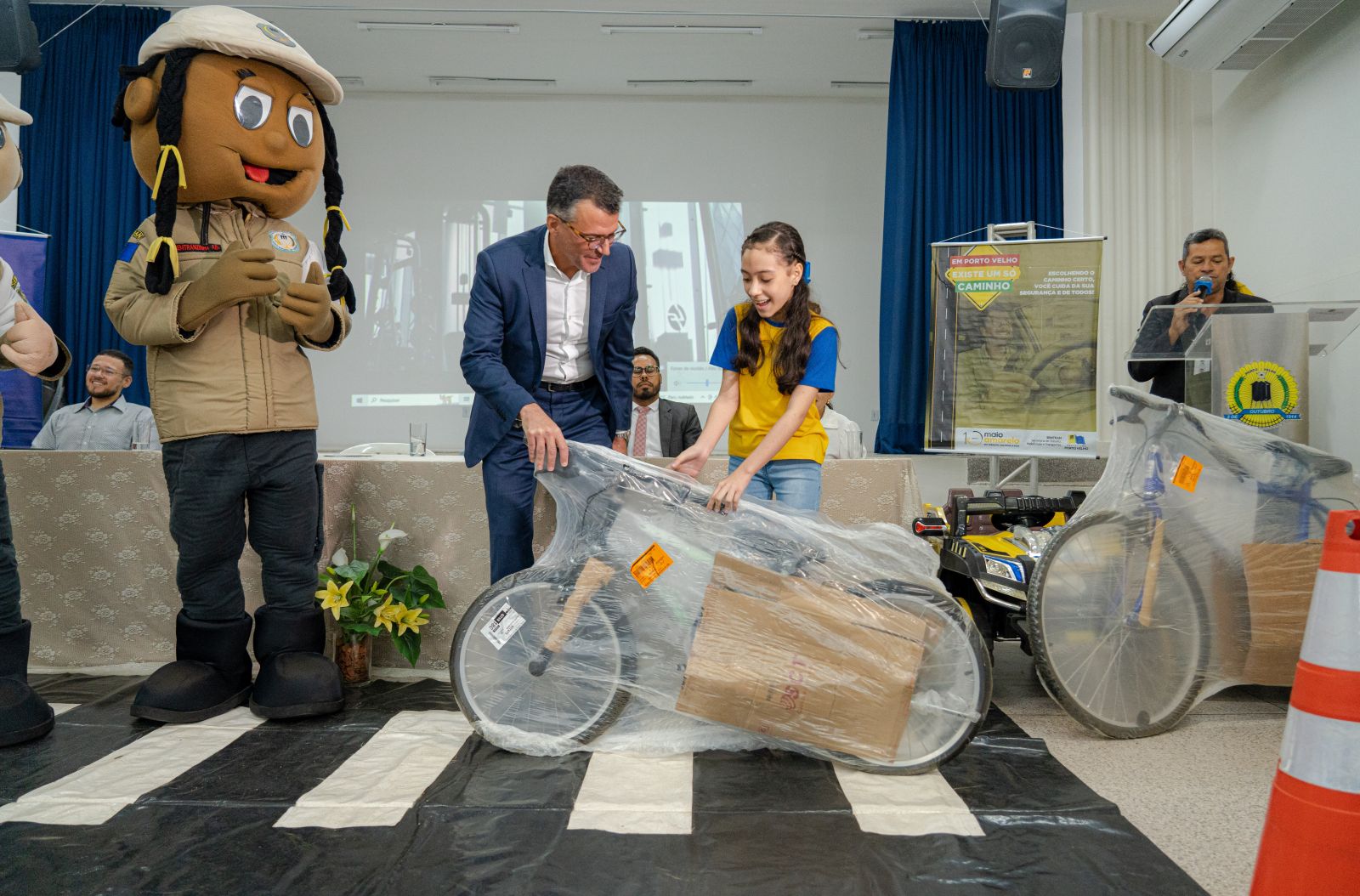 Vencedores receberam uma bicicleta como prêmio