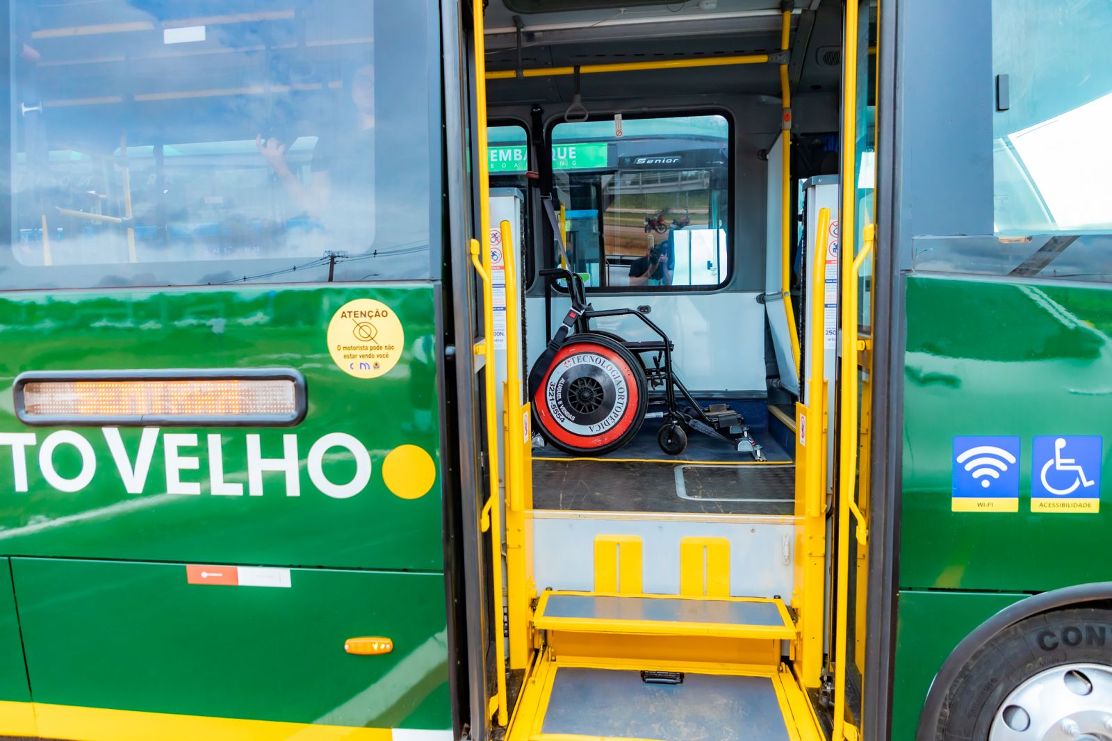 Dois micro-ônibus, na cor verde, estão prontos para operacionalizar o serviço