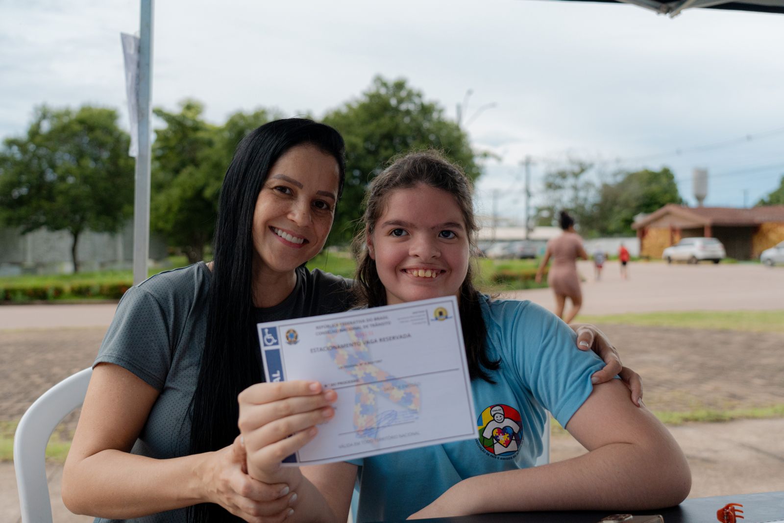 Durante a solenidade, credenciais de estacionamento para famílias de pessoas com TEA foram emitidas