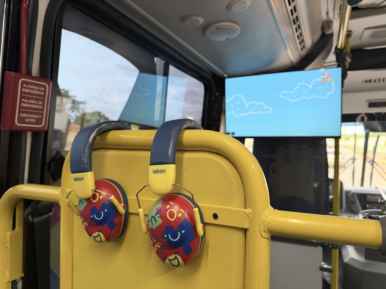 Ônibus Multissensorial (TEA) é equipado com ar-condicionado, abafadores de som, Wi-Fi e elevador de acessibilidade