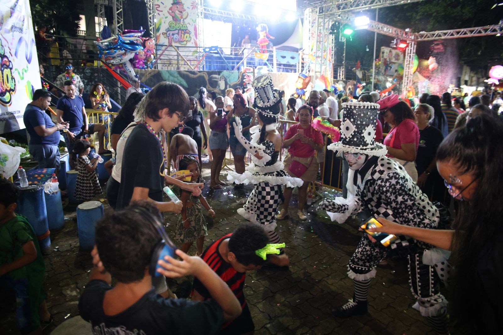 Pessoa autista pode utilizar protetor auricular para reduzir impacto sonoro