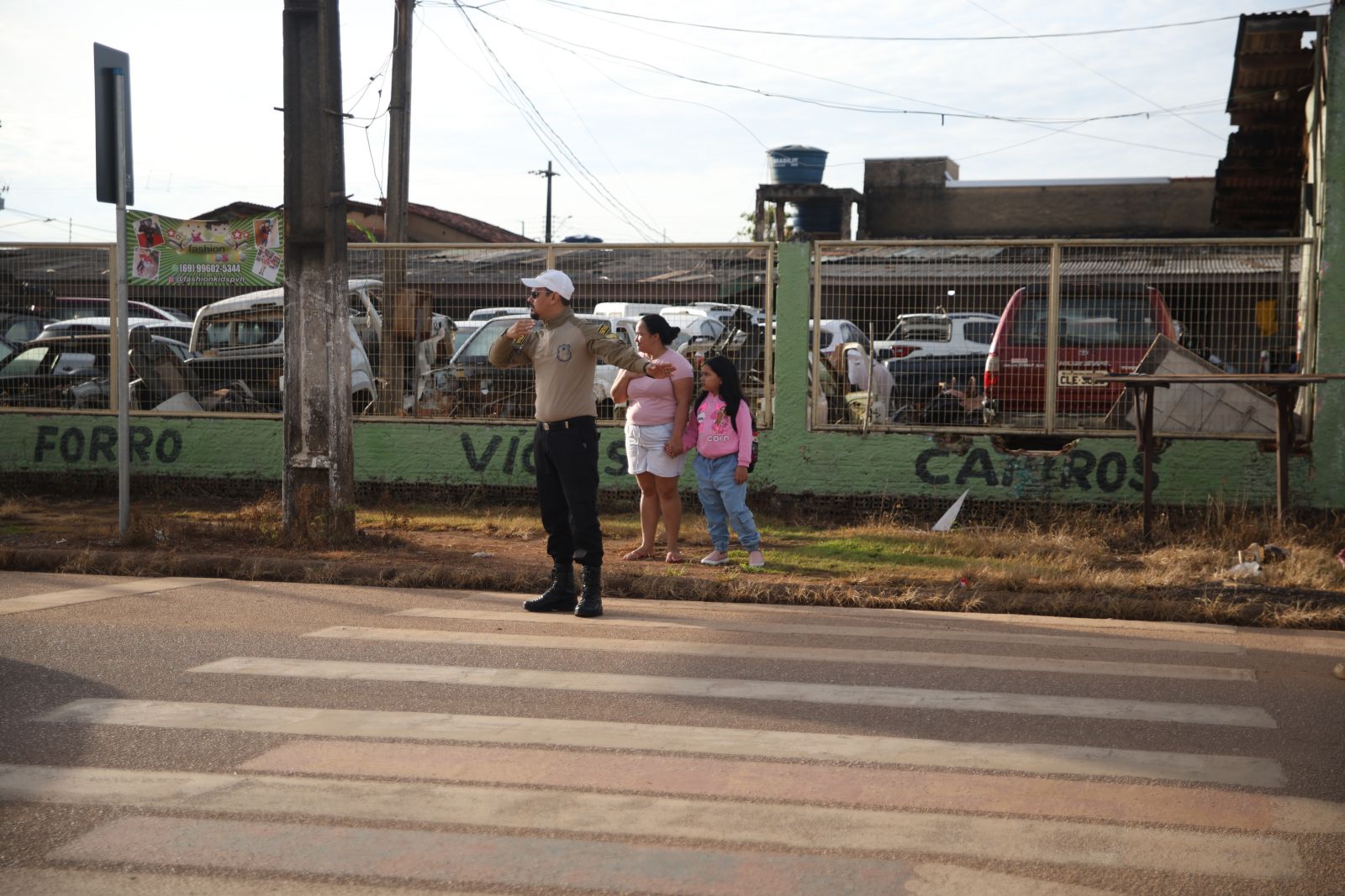 Iniciativa visa conscientizar pais, alunos e motoristas sobre a importância do respeito às normas de trânsito nos horários de pico