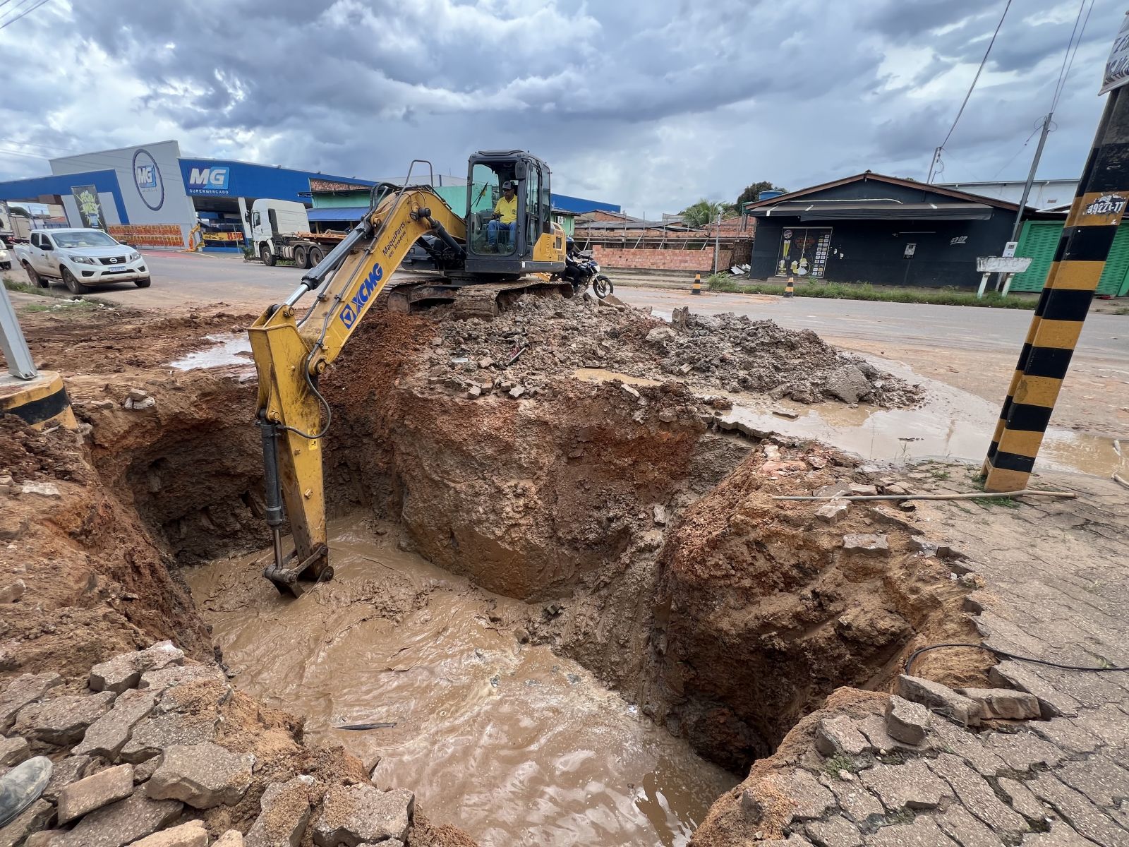 Equipe executou a retirada das estruturas deterioradas e iniciou a implantação de novas manilhas