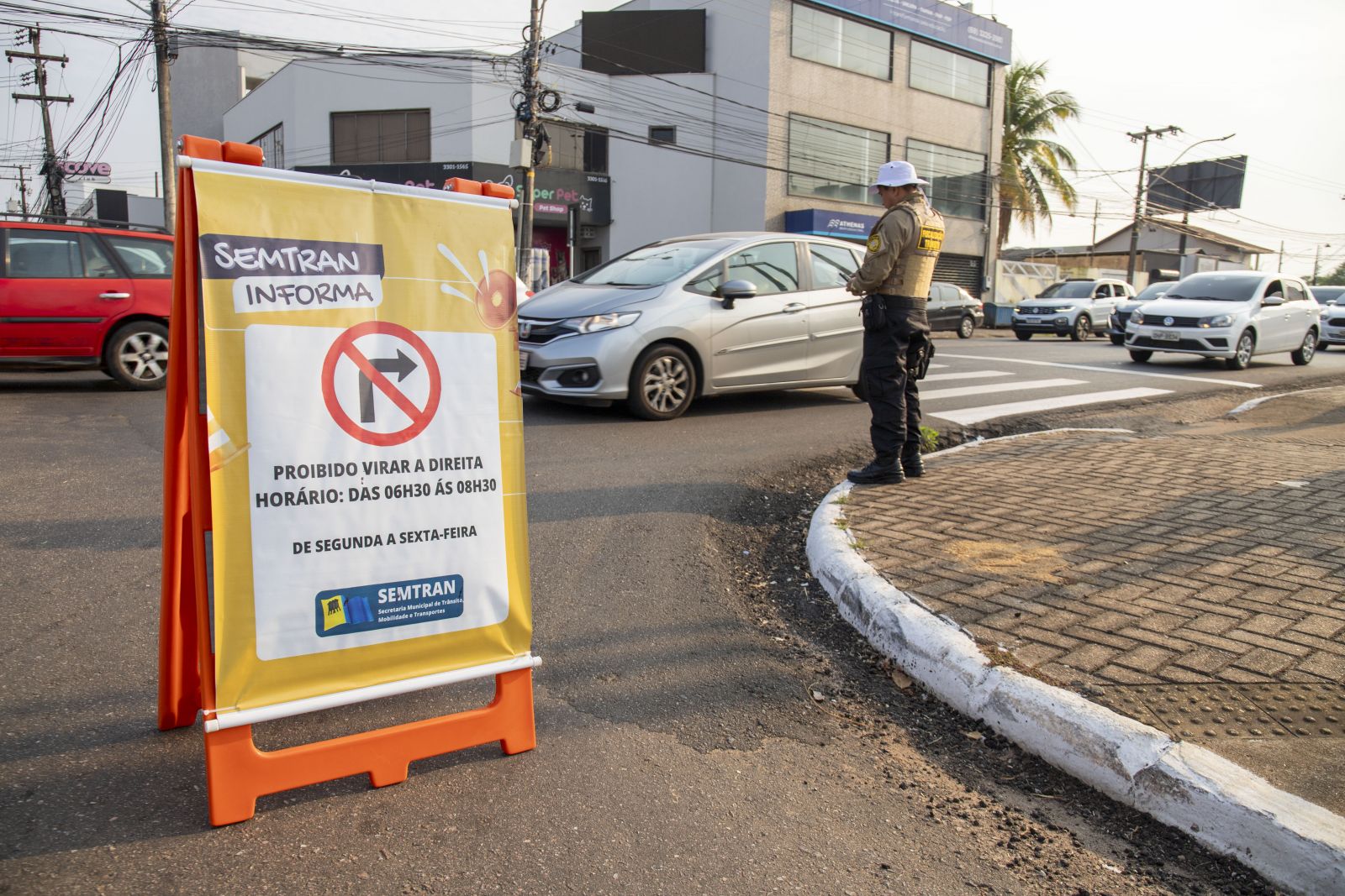 Agentes orientam sentido de trânsito na avenida Calama