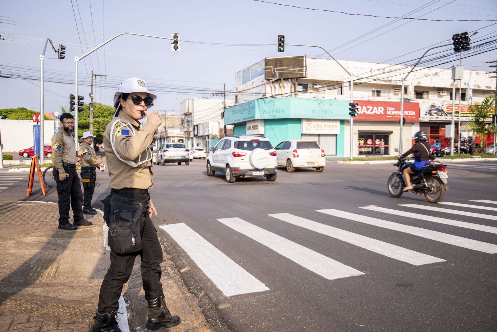 Equipes da Semtran estão no local para prestar orientação aos motoristas