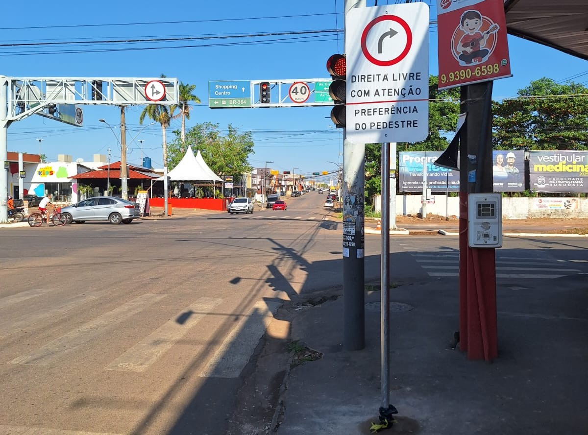 Será permitido virar à direita mesmo com o sinal fechado, respeitando a preferência de pedestres e ciclistas