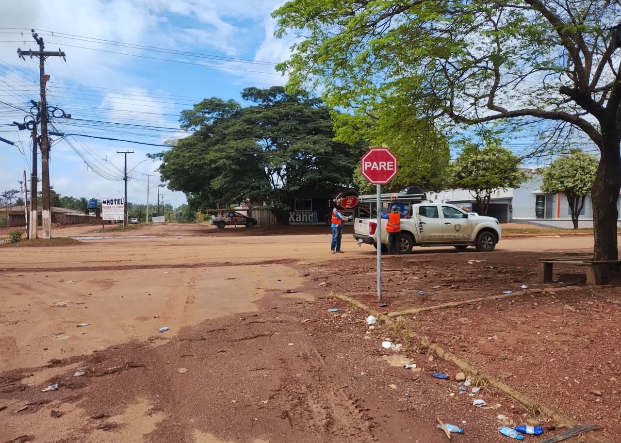 Trabalho é realizado com equipes e veículos próprios da Semtran