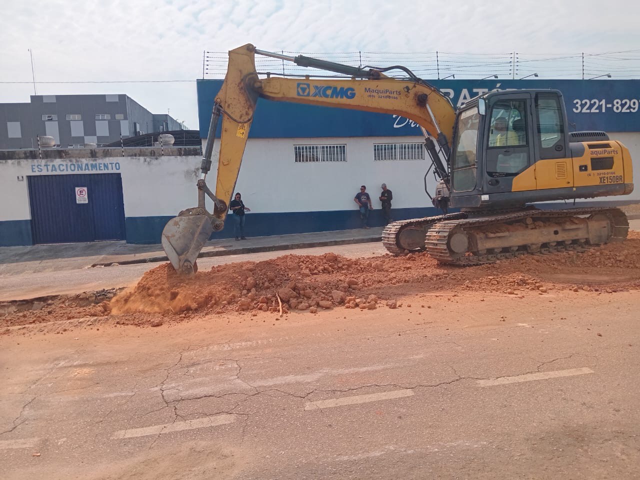 Trabalho teve início com a retirada do canteiro central