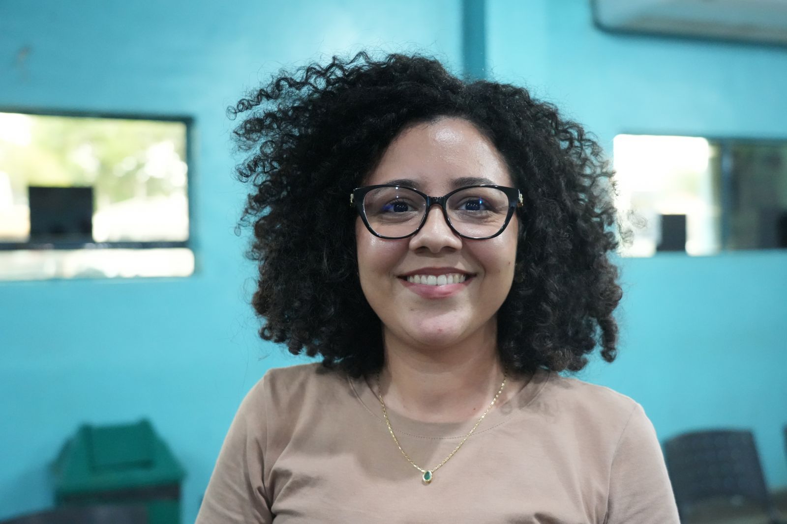 Jéssica Oliveira acompanha o trabalho da equipe da empresa que foi designada para atender os usuários na sede da Semtran