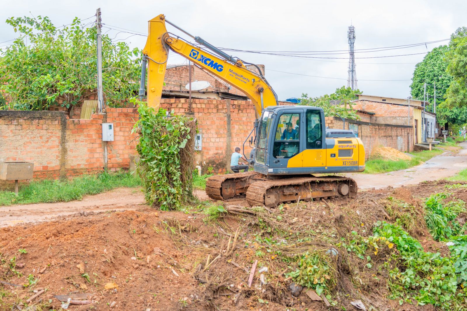 Equipes do mutirão de limpeza estão simultaneamente em diversos pontos da capital