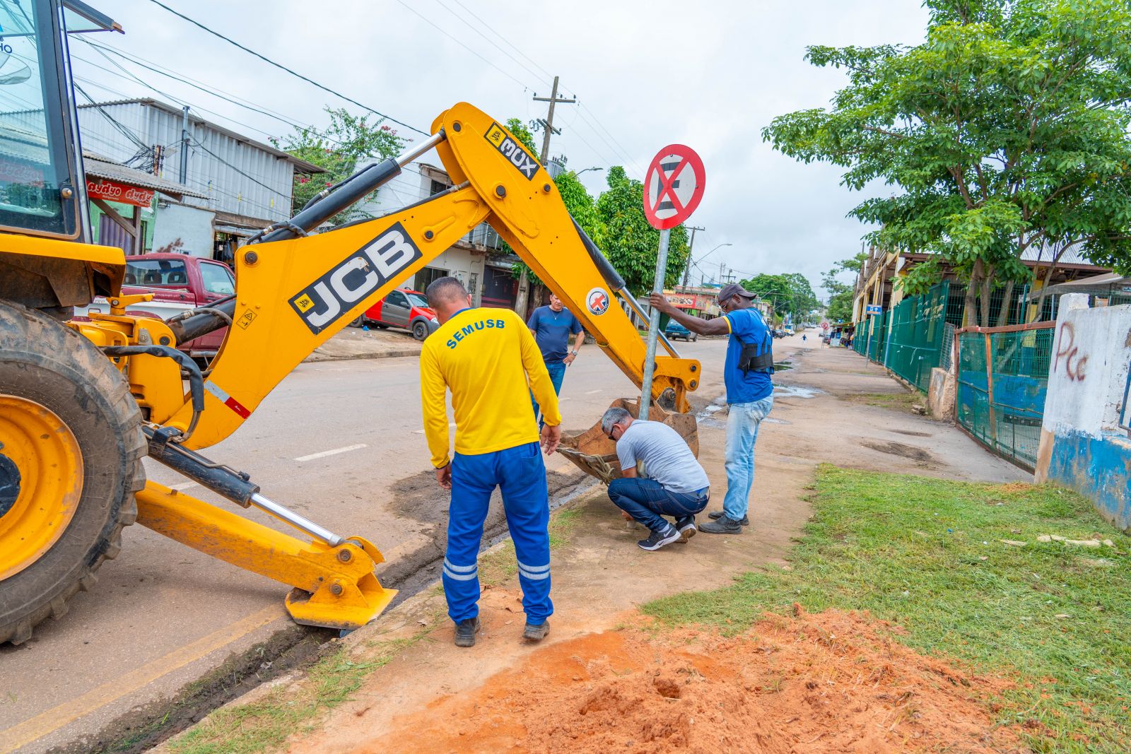 As placas de proibição já foram retiradas e o estacionamento liberado