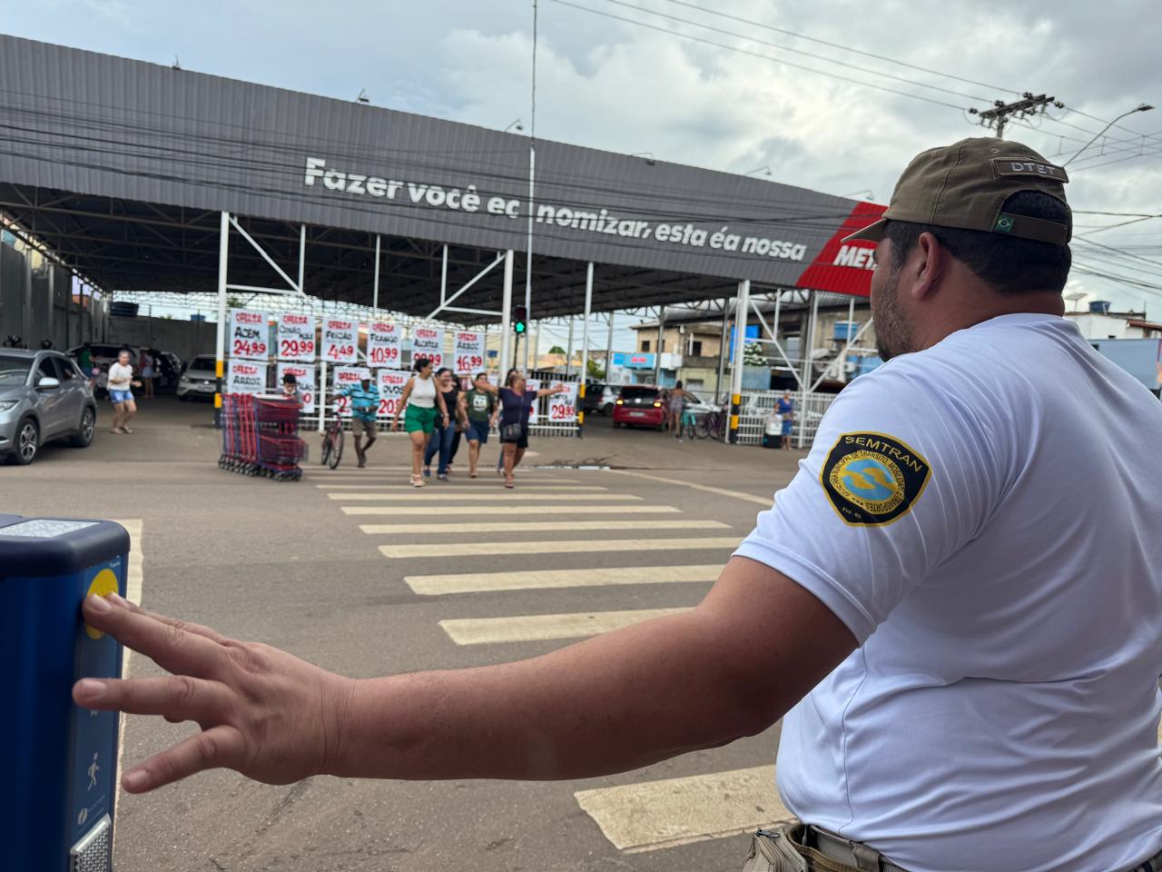 Botoeira é um dispositivo que permite aos pedestres acionar a luz vermelha do semáforo