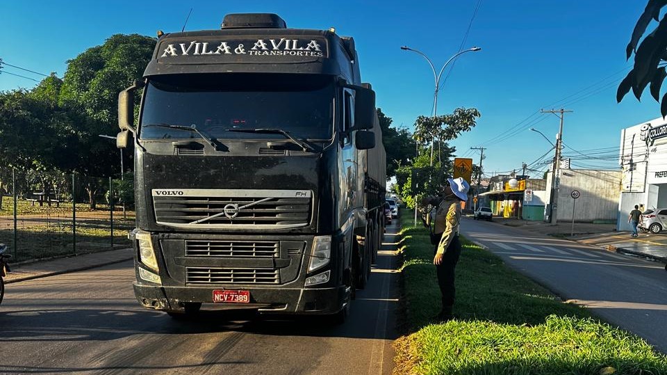 De acordo com a Semtran, há restrição de tráfego de veículos naquela via urbana
