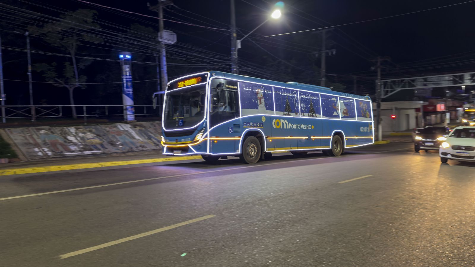 Os ônibus decorados começaram a circular no dia 5 de dezembro e continuam até o dia 6 de janeiro