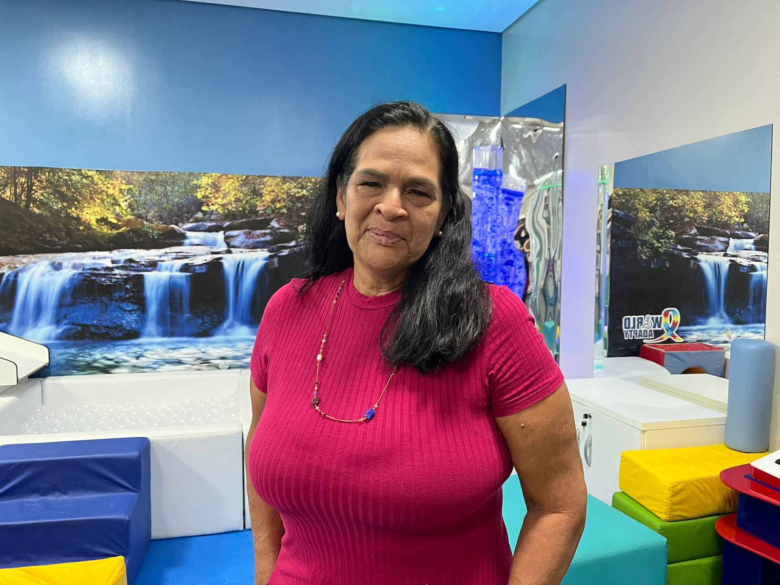 Rosineide é avó atípica e frequenta a associação há pouco mais de um ano com a neta diagnosticada com TEA nível 3 de suporte