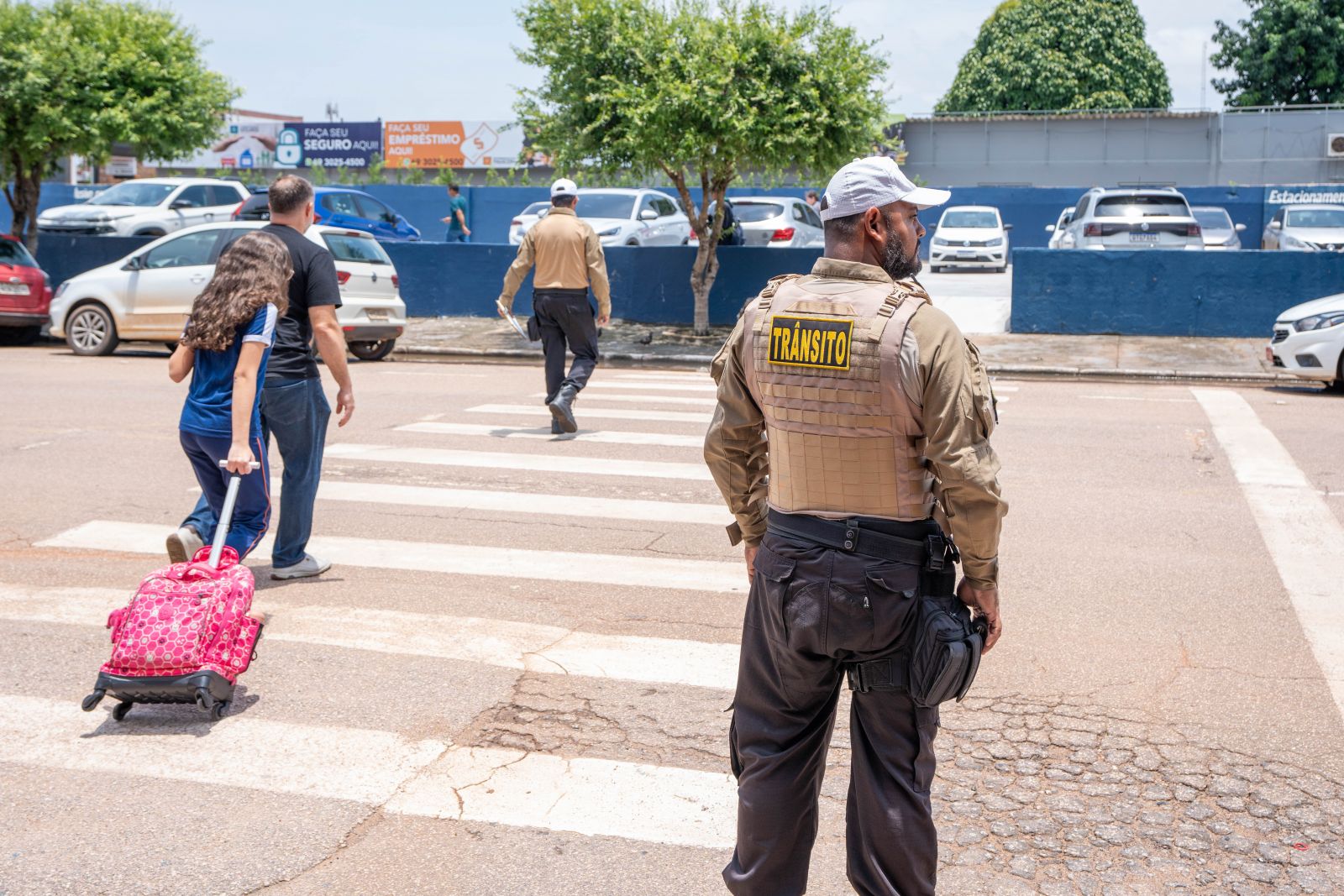 Agentes da Semtran passam orientações relacionadas ao uso da faixa