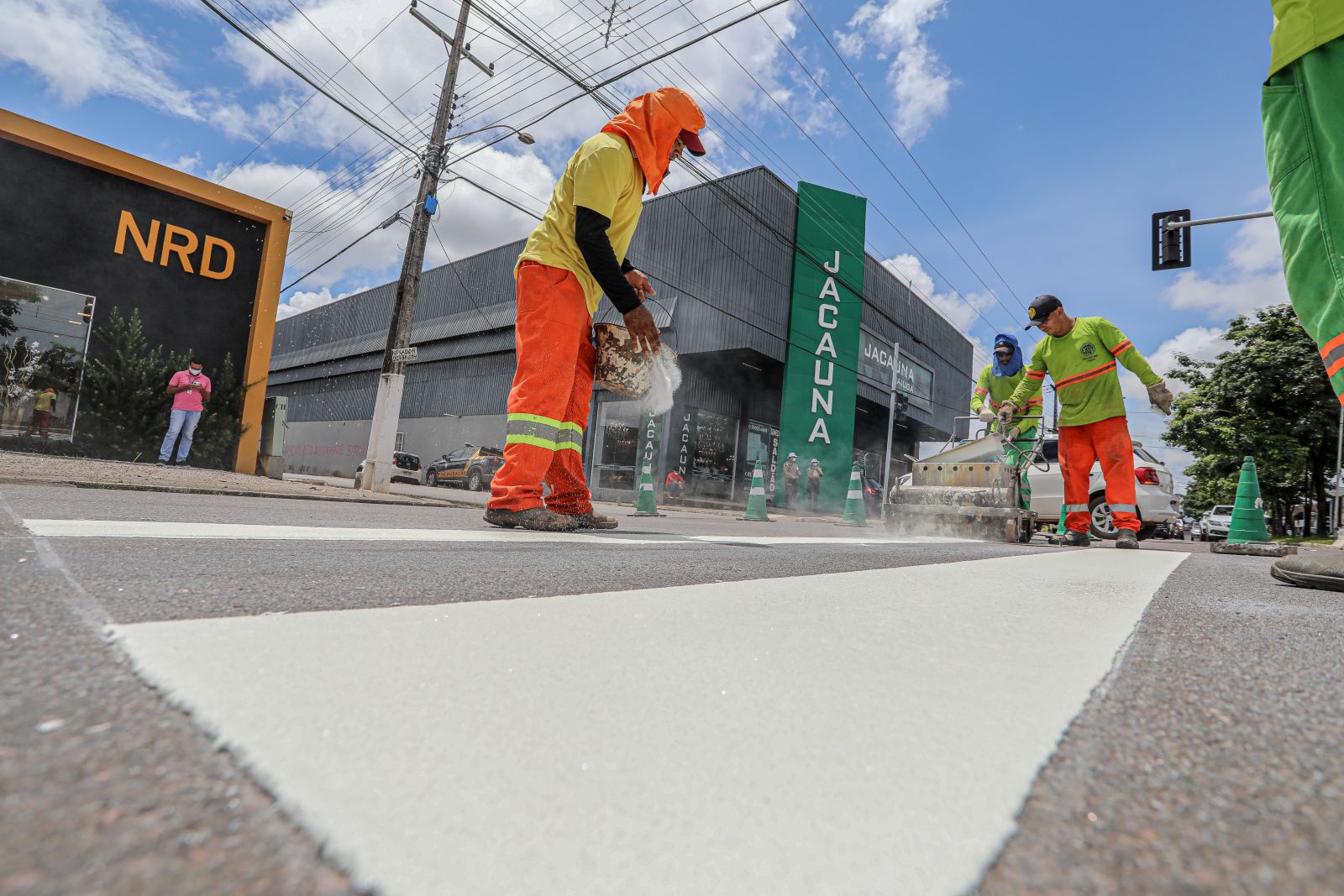 Avenida recebe pintura de faixas de pedestre após recapeamento