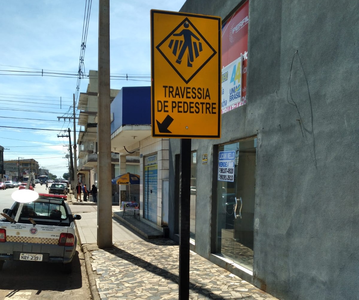 Placas danificadas estão sendo substituídas e a sinalização recuperada