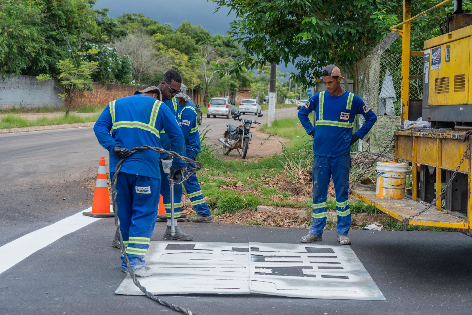 Foram pintadas faixas de pedestres com pintura termoplástica 