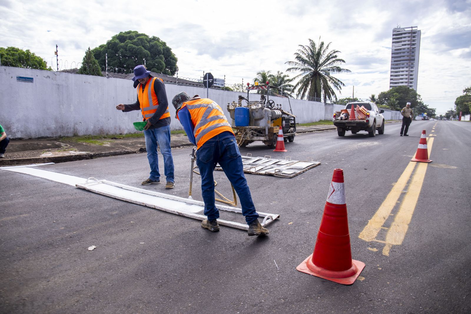 Com recursos e maquinários próprios, a Semtran está realizando a sinalização horizontal no bairro Olaria