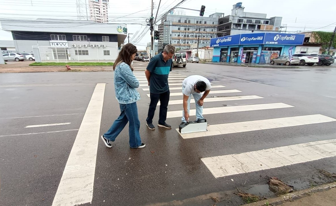 São equipamentos específicos para aferir a qualidade da sinalização horizontal e vertical