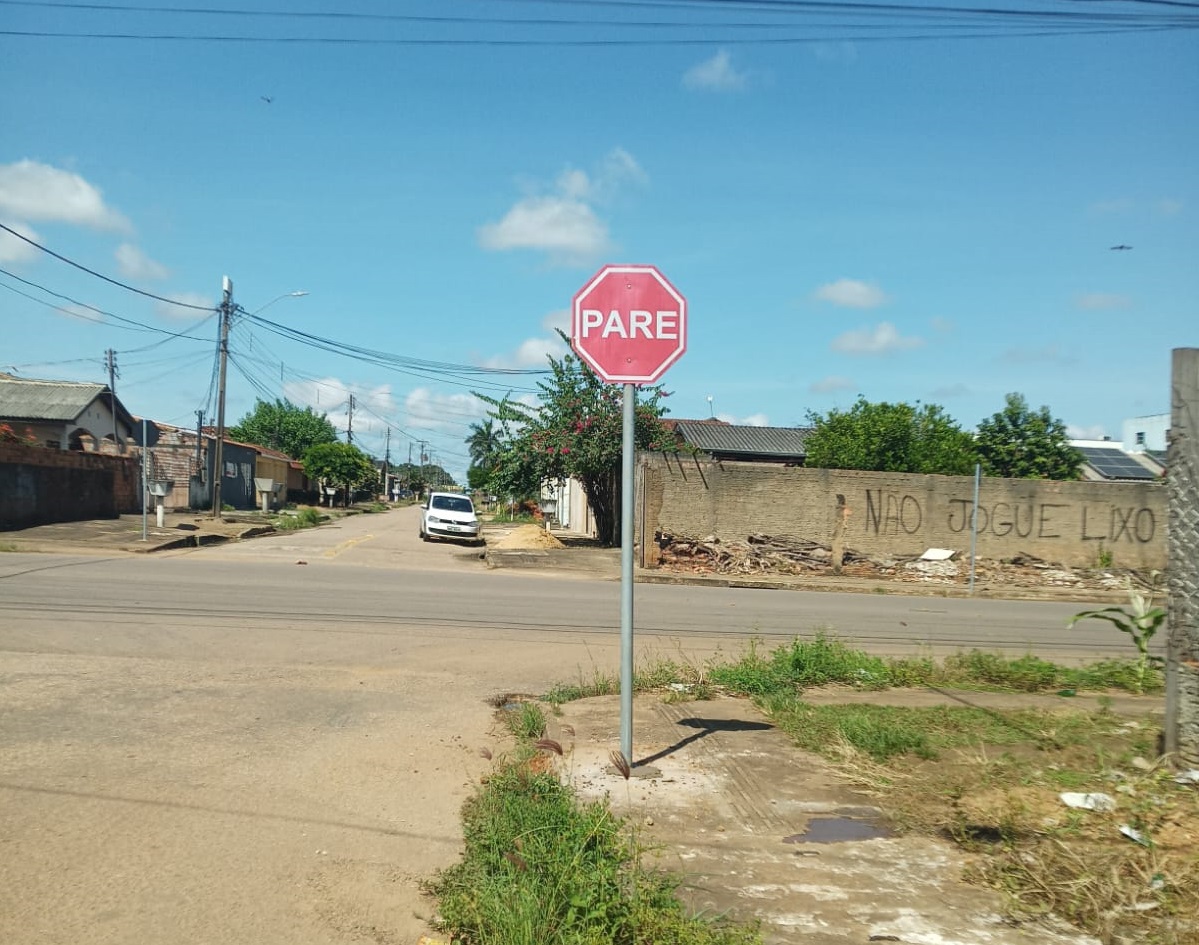 As placas de sinalização foram instaladas no cruzamento das ruas Esplendor e Miguel Ângelo