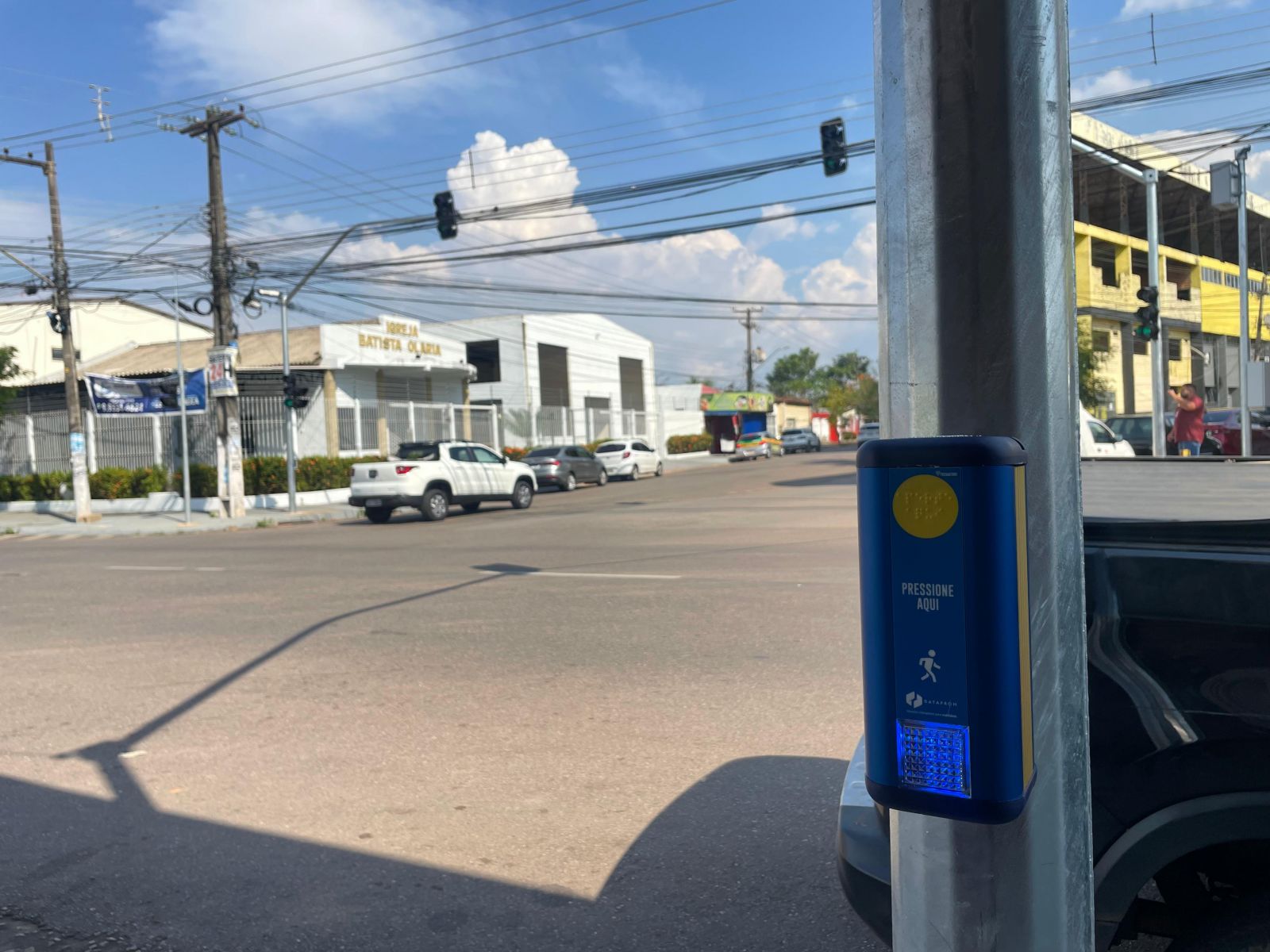 Ação contempla o funcionamento da botoeira, dispositivo localizado nos postes de ambos os lados da via
