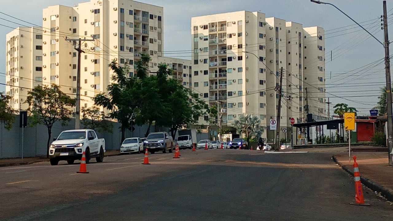 Prefeitura manteve 59 cones e três cavaletes fixados na via para sinalizar o trânsito