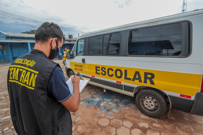 A inspeção do veículo (modelo Van) é feita a cada seis meses