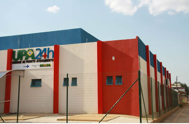 Devem buscar avaliação pessoas que apresentem sintomas como febre, ínguas e lesões na pele, incluindo na região genital